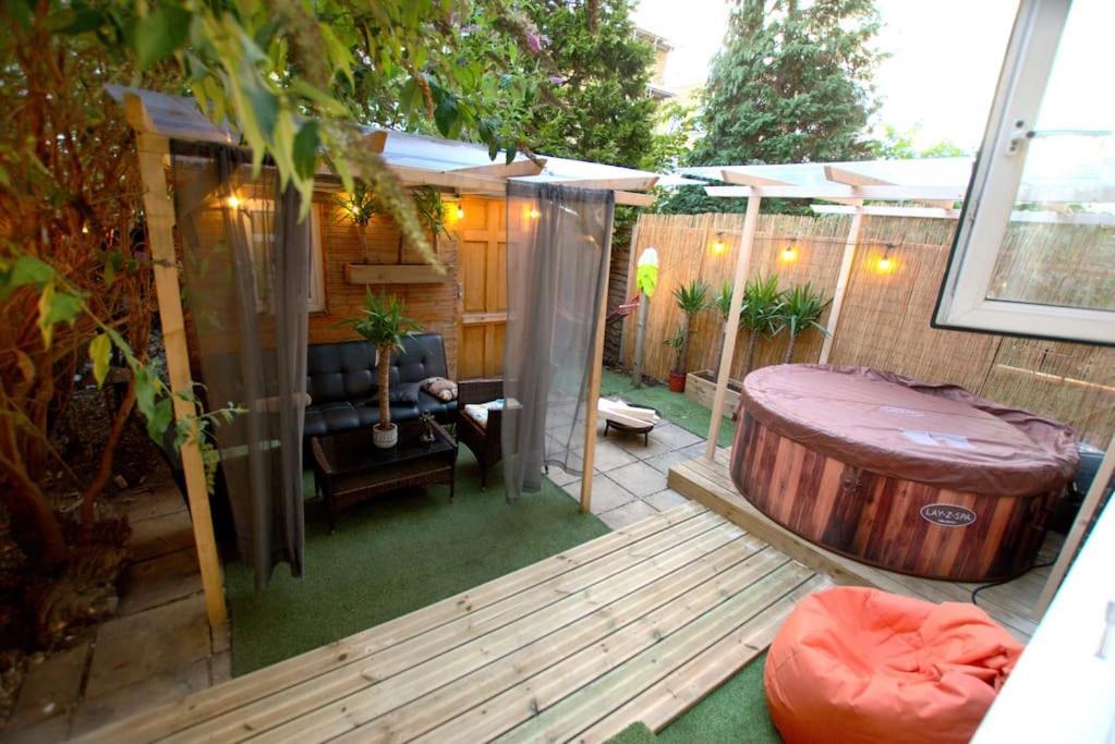 Unique Home W/Garden Hot Tub, Sauna & Cinema Room ลอนดอน ภายนอก รูปภาพ