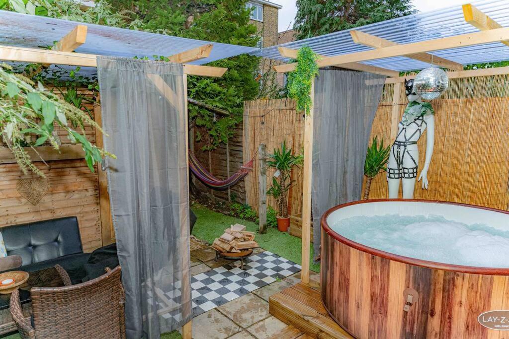 Unique Home W/Garden Hot Tub, Sauna & Cinema Room ลอนดอน ภายนอก รูปภาพ